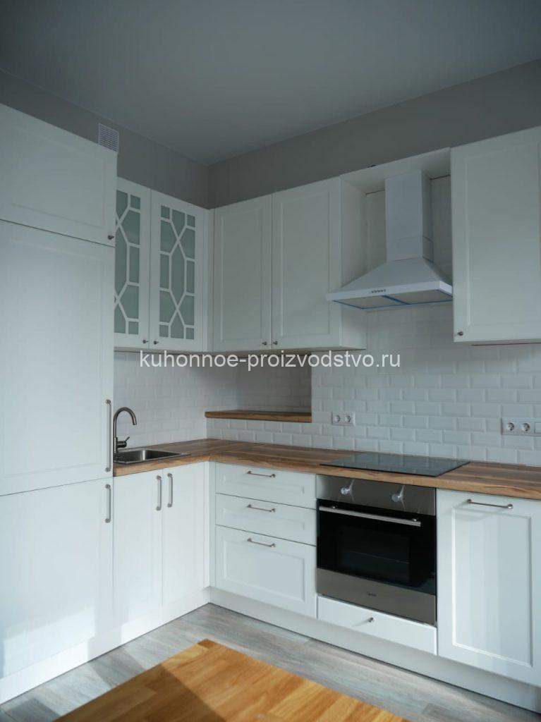 Кухня эмаль матовая белого цвета с древесной столешницей